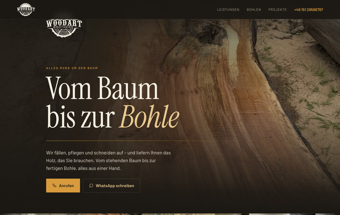 Woodart Brothers: Startseite mit der &Uuml;berschrift &bdquo;Vom Baum bis zur Bohle&ldquo; und Kn&ouml;pfen f&uuml;r Anruf und WhatsApp